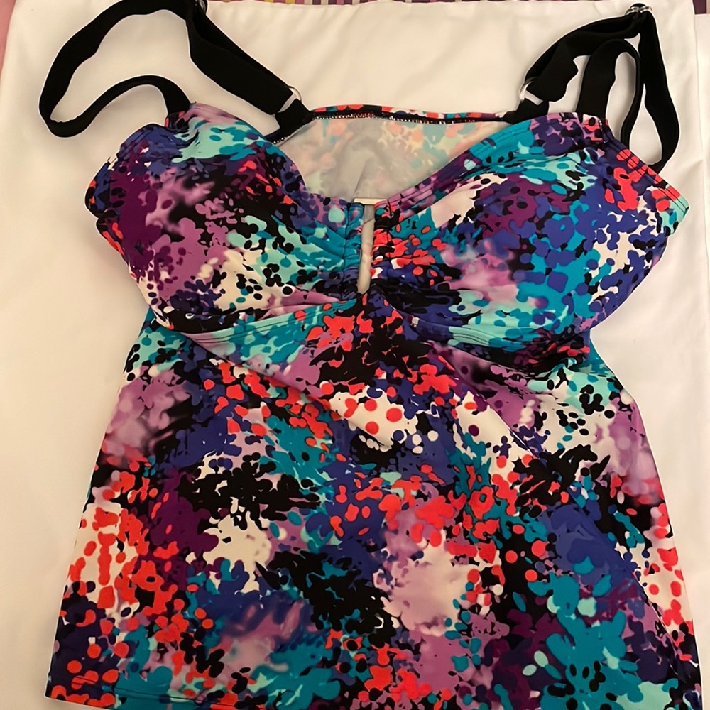 Womens plus size tank swim top. Size 1x floral pattern. Adjustable straps.